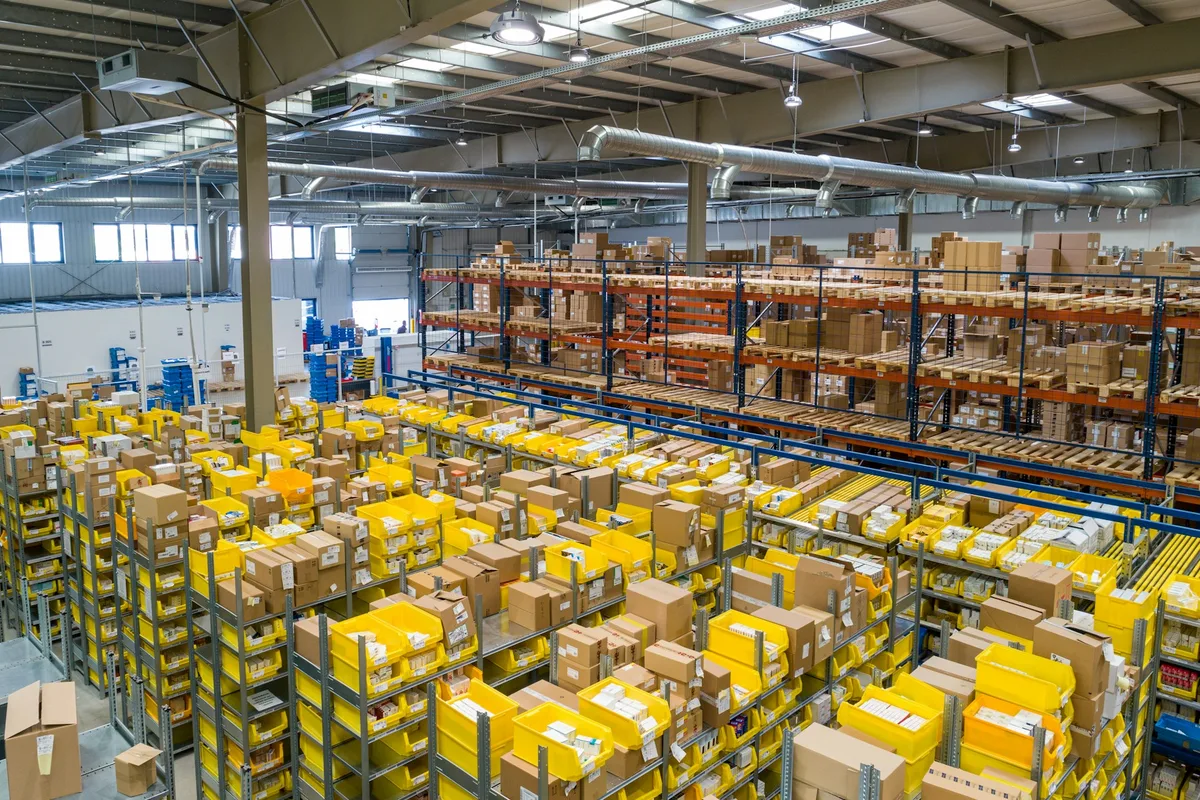 High-ceiling warehouse retail format with high-capacity shelving and wide aisles